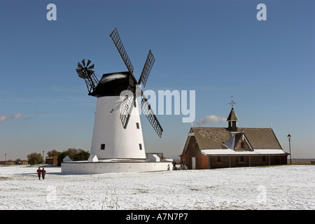 Windmühle und Rettungsboot-Museum im Schnee am Strand von Lytham Stockfoto