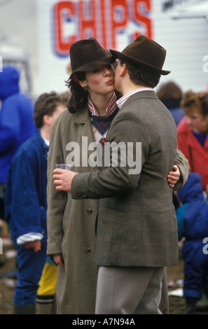 Luftkuss. Sloane Rangers Air Kissing a Greeting 1980s Country Set Mode Badminton Horse Trials Gloucestershire UK Mai 1985. HOMER SYKES Stockfoto