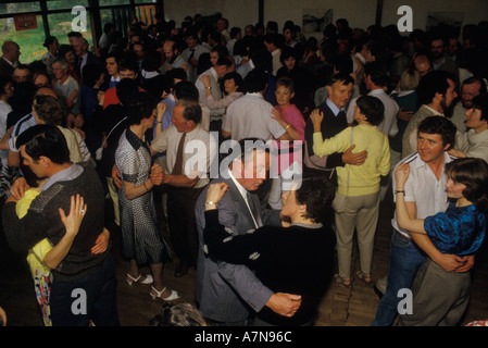 Lisdoonvarna Irland in den 1990er Jahren. Dance Hall auf dem einmonatigen jährlichen Matchmaking-Festival. Paare angehende Partner tanzen die Nacht weg. HOMER SYKES Stockfoto