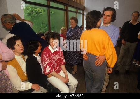 Lisdoonvarna County Clare Irland 1990er Jahre. Jährliches monatliches Matchmaking-Festival. Paare tanzen, während verzweifelte Mädchen drei auf einem Stuhl SITZEN HOMER SYKES Stockfoto