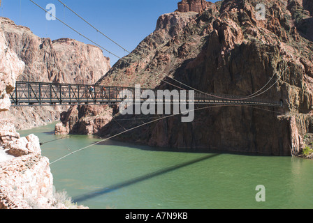 Die Black Bridge überquert den Colorado River am Ende der South Kaibab Trail in Grand Canyon Stockfoto