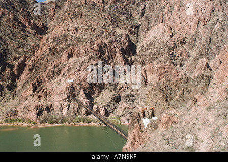 Die Black Bridge überquert den Colorado River am Ende der South Kaibab Trail in Grand Canyon Stockfoto