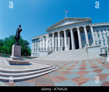 Eine Bronzestatue von Alexander Hamilton steht außerhalb der Treasury Building in Washington D C Stockfoto