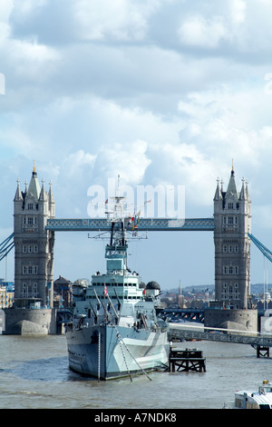 HMS Belfast mit einem Hintergrund der Tower Bridge über den Fluss Themse London England Vereinigtes Königreich UK Stockfoto