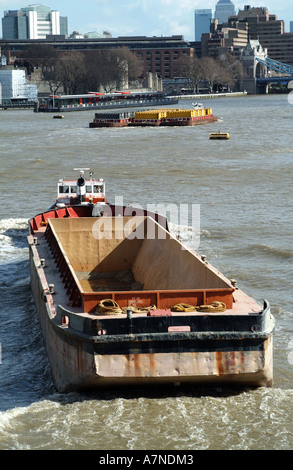 zerren Sie, schleppen eine leere Barge auf der Themse in central London England Vereinigtes Königreich UK Stockfoto