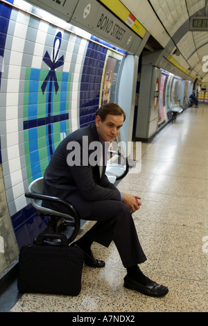 Stadt Gent auf der Londoner U-Bahn Station warten auf Zug England United Kingdom Stockfoto