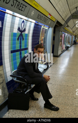 Stadt Gent auf der Londoner U-Bahn Station warten auf Zug England United Kingdom Stockfoto