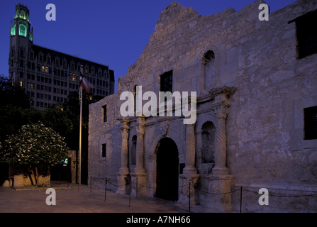 NA, USA, Texas, San Antonio, The Alamo und Emily Morgan Hotel am Abend Stockfoto