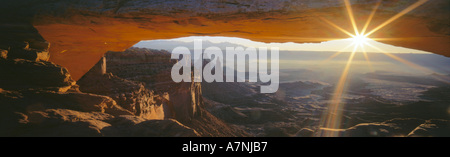 CANYONLANDS NATIONAL PARK, UTAH. USA. Blick durch Mesa Arch bei Sonnenaufgang. Island in the Sky. Stockfoto