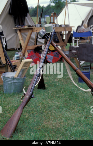 NA, USA, WA, Fort Walla Walla Museum, Lewis & Clark Tage anzuzeigen Replikat Gewehre vor Old West Stand Stockfoto