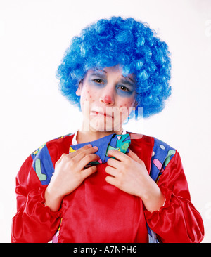 Indoor Studio Kind junge 5 10 Sommersprossen Sommersprossen Wangen Wangen lockiges Haupthaar blau Make-up Lidschatten Lidschatten Nase Outfit di Stockfoto
