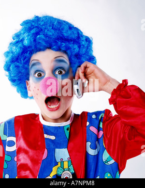 Indoor Studio Kind junge 5 10 Sommersprossen Sommersprossen Wangen Wangen lockiges Haupthaar blau Make-up Lidschatten Lidschatten Nase Outfit di Stockfoto