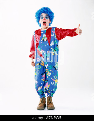 Indoor Studio Kind junge 5 10 Sommersprossen Sommersprossen Wangen Wangen lockiges Haupthaar blau Make-up Lidschatten Lidschatten Nase Outfit di Stockfoto