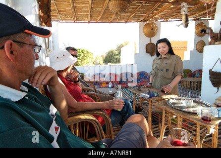 Gruppe mit dem Tee in einem Nubischen Haus, Insel Elephantine, Assuan, Ägypten Stockfoto