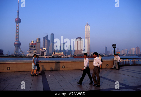 China, Shanghai, Bund, Gehweg und Blick auf Pudong Geschäftsviertel, Jin Mao Gebäude durch Architekt Pei im Hintergrund Stockfoto