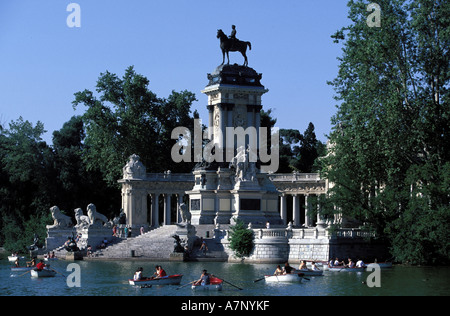 Spanien, Madrid, Buen Retiro-Park, an einem Sonntag Nachmittag Segeln Stockfoto
