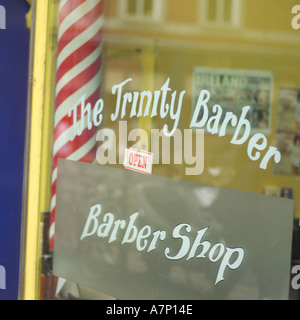 Barber Shop Fenster Dublin Irland Stockfoto