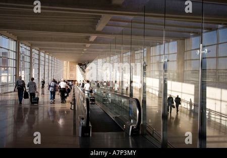 Passagiere in einem der Gänge an den neuen Ben Gurion internationaler Flughafen tel Aviv Israel Stockfoto