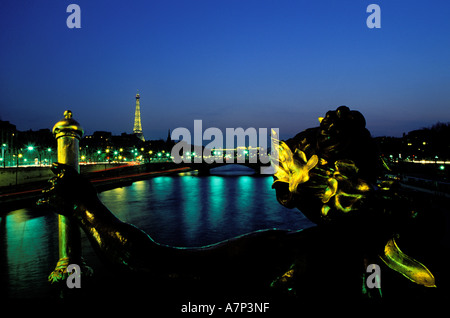 Frankreich, Paris, Eiffelturm und Seine von Alexander die 3. Brücke gesehen Stockfoto