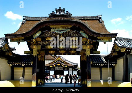 Schloss Nijō in Kyoto, Japan. Die Burg besteht aus zwei konzentrischen Ringen von Befestigungsanlagen, dem Ninomaru-Palast, den Ruinen des Honmaru-Palastes, Stockfoto