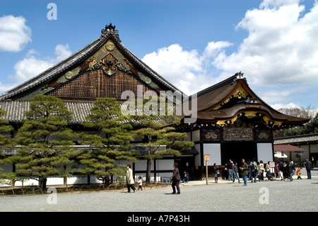 Schloss Nijō in Kyoto, Japan. Die Burg besteht aus zwei konzentrischen Ringen von Befestigungsanlagen, dem Ninomaru-Palast, den Ruinen des Honmaru-Palastes, Stockfoto