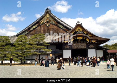 Schloss Nijō in Kyoto, Japan. Die Burg besteht aus zwei konzentrischen Ringen von Befestigungsanlagen, dem Ninomaru-Palast, den Ruinen des Honmaru-Palastes, Stockfoto