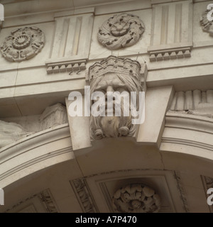 Schnitzen von Gesicht auf Torbogen London England Stockfoto