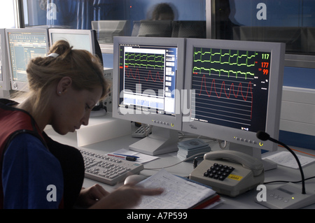 DEU Deutschland Westdeutsches Herzzentrum Essen Klinik für Kardiologie Ueberwachungsraum DEU Deutschland Essen Westdeutsches Herzzentrum Klinik für Kardiologie Supervision Raum WICHTIG Fotos duerfen nicht für Werbung PR anderer Kliniken Krankenhaeuser eingesetzt werden Stockfoto