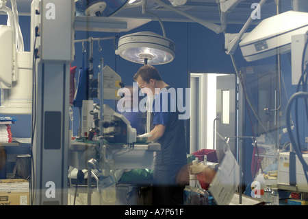 DEU Deutschland Westdeutsches Herzzentrum Essen Klinik für Kardiologie Hybridraum DEU Deutschland Essen Westdeutsches Herzzentrum Klinik für Kardiologie Hybridraum WICHTIG Fotos duerfen nicht für Werbung PR anderer Kliniken Krankenhaeuser eingesetzt werden Stockfoto