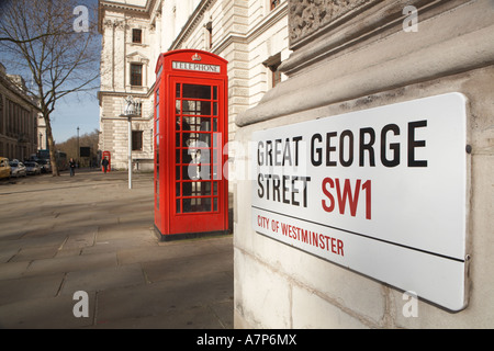 Rote Telefonzelle und Great George Street SW1 Straße unterzeichnen außen Regierungsstellen am Parliament Square in London City England Stockfoto