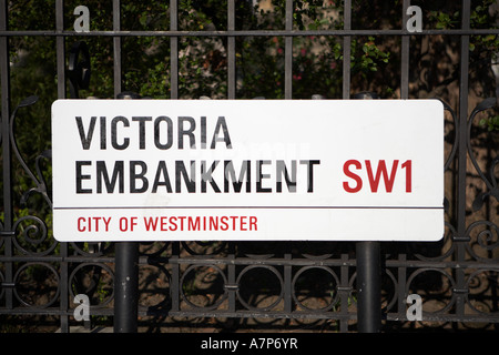 Victoria Embankment SW1 Straßenschild in Whitehall Gardens entlang der Stadt Victoria Embankment London England UK Stockfoto