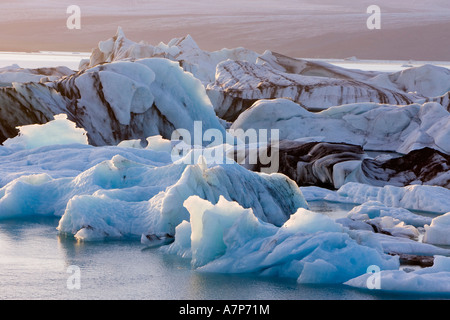 Eisberge schwimmen in der Lagune unter Breidamerkurjokull Gletscher, Jökulsárlón, Island Stockfoto