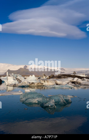 Eisberge schwimmen in der Lagune unter Breidamerkurjokull Gletscher, Jökulsárlón, Island Stockfoto