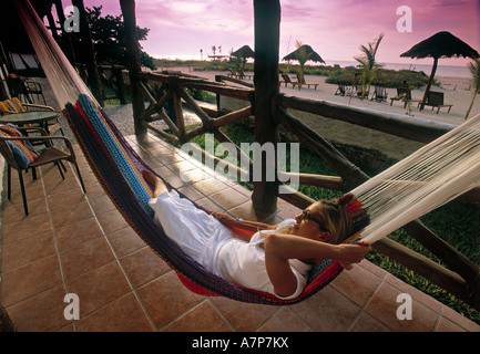 Frau in Hängematte, Insel Holbox, Cancun, Yucatan, Mexiko Stockfoto