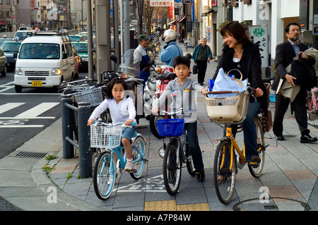 Ginza Tokyo intelligenteste shopping Bereich Fahrrad Fahrrad Zyklus Mutter mit Kind Kinder junge Mädchen Verkehr Stockfoto