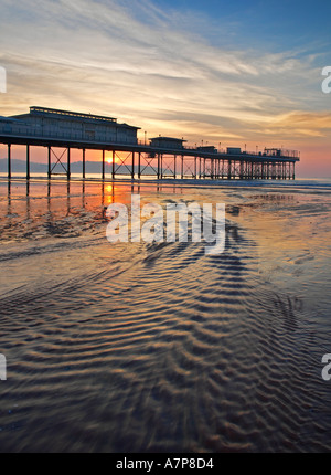 Paignton Pier bei Sonnenaufgang, Devon, England Stockfoto