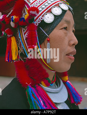 Porträt der Akha Hügel Stamm Frau in traditioneller Kleidung, Chiang Mai, Thailand Stockfoto