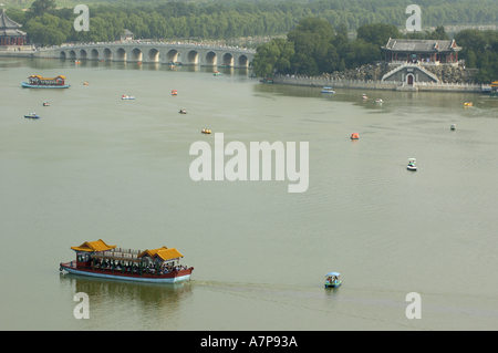 Menschen am Kunming-See Bootfahren in der Nähe von siebzehn-Bogen-Brücke, Sommerpalast, Peking, China. Stockfoto