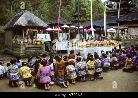 Opfer im Tempel Pura Kehen, Indonesien, Bali Stockfoto