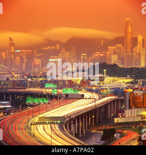 Hong Kong Island gesehen von Kwai Chung Container Terminal Stockfoto