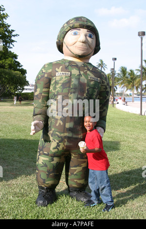 Miami Florida, Bayfront Park, Salute to Florida Heroes Festival, Festivals fair, zu Ehren des Militärs, junge Jungen männliche Kinder Maskottchen Soldat, FL0712040061 Stockfoto