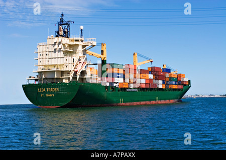 Schifffahrt / ein Containerschiff ist im "Hafen von Melbourne" Melbourne Victoria Australien ausgehenden. Stockfoto