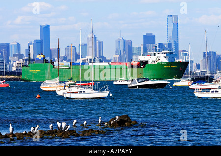 Schifffahrt / A-Ro-Ro-Container-Schiff ist ausgehend. Der "Hafen von Melbourne" Melbourne Victoria Australia. Stockfoto