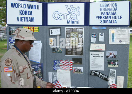 Miami Florida, Bayfront Park, Salute to Florida Heroes Festival, Festivalmesse, zu Ehren des Militärs, Ausstellungsausstellung Sammlung Schwarzer Erwachsener, Erwachsene, Mann Me Stockfoto