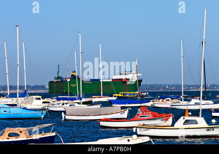 Schifffahrt / A-Ro-Ro-Container-Schiff ist ausgehend. Der "Hafen von Melbourne" Melbourne Victoria Australia. Stockfoto