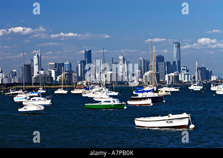 Skyline von Melbourne / Melbourne aus quer durch den 'Port Phillip Bay' Melbourne Victoria Australien betrachtet. Stockfoto