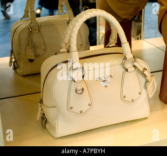 Ginza Tokyo s intelligenteste shopping Bereich Prada Tasche Beutel Satchel-Fenster Stockfoto