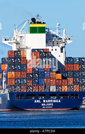 Schifffahrt / ein Containerschiff mit Container gestapelt Segel ausgehende in den "Hafen von Melbourne" in Australien. Stockfoto