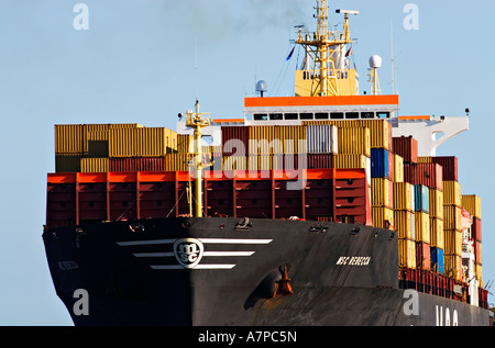 Schifffahrt / Shipping Container stapeln sich auf dem Deck ein Container Ship.Port of Melbourne Australien. Stockfoto