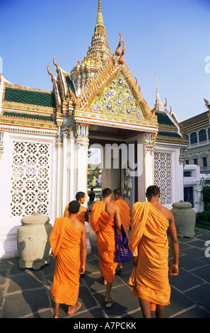 Thailand, Bangkok, Wat Phra Kaeo, Grand Palace, Mönche in den Grand Palace Stockfoto